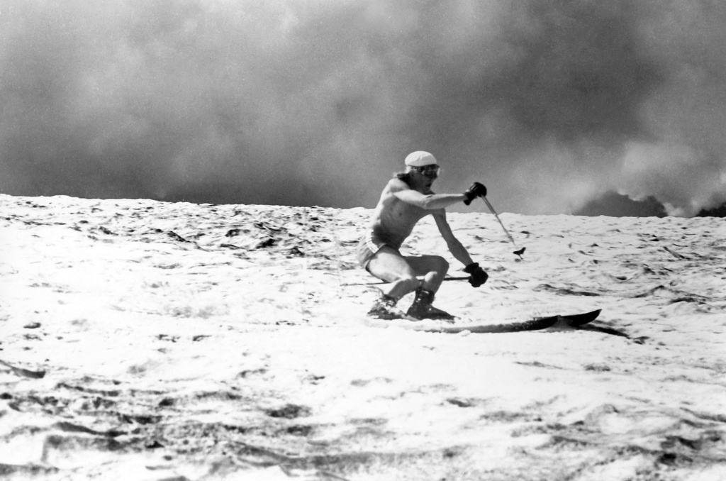 Летом на лыжах, июль 1979, Красноярский край, Хакасия. Ивановский снежник в районе поселка Приисковый Красноярского края (Хакасия, горы Кузнецкого Алатау). Эпизод соревнований на первенство Красноярского края.&nbsp;Выставка «СССР в 1979 году» с этой фотографией.