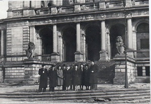 У здания Биржи, 1950 - 1955, Калининградская обл., г. Калининград. Выставка «Калининград» с этой фотографией.