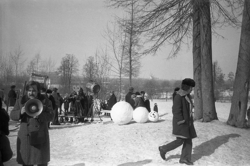 Съемки киножурнала «Ералаш» у школ № 294 и № 301 в Свиблово, март 1977, г. Москва. Съемочная группа, софиты и тележка с кинокамерой, снеговик (реквизит), за ним – дети-актеры и местные зеваки, позади. Слева: здание на территории НИИ ТП в Отрадном. По центру, над снеговиком, виден железнодорожный мост через Яузу. Обе школы слева за кадром. Камера «Смена 8».