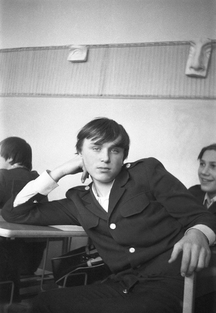 Школа № 301 в Свиблово, 8 класс «В», март 1977, г. Москва. Кабинет рисования. На перемене. В центре – Валерий Воронов. Камера «Смена 8».