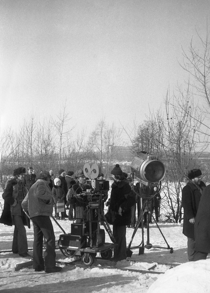 Съемки киножурнала «Ералаш» у школ № 294 и № 301 в Свиблово, март 1977, г. Москва. Съемочная группа, софиты, тележка с кинокамерой и местные зеваки, позади. По центру: здание на территории НИИ ТП в Отрадном. Обе школы слева за кадром. Камера «Смена 8».