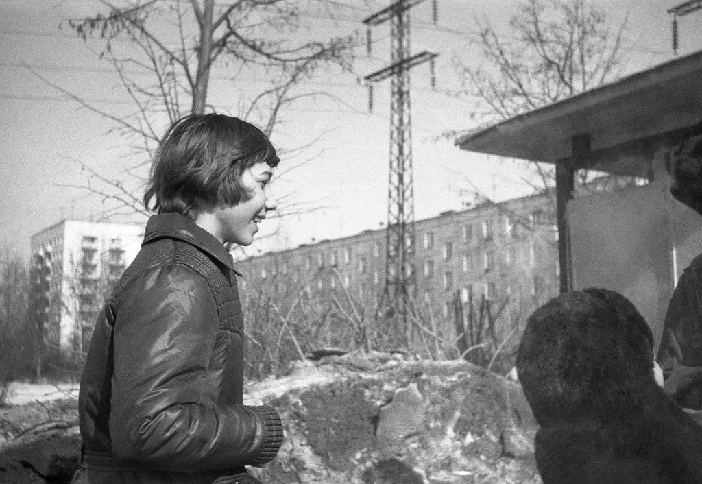 Школа № 301 в Свиблово, 8 класс «В», март 1977, г. Москва. Фото сделано на автобусной остановке «Ул. Седова» в сторону ВДНХ (павильон справа).Один из учеников выпускного 8-го класса «В» 301 школы на ул. Седова и дома по четной стороне улицы Седова (слева – дом 6, по центру – пятиэтажка дом 6к1).  Камера «Смена 8».