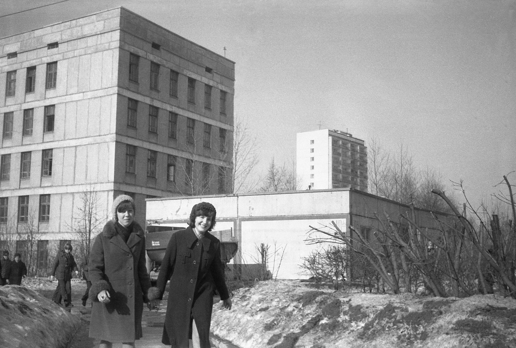 Школа № 301 в Свиблово, 8 класс «В», март 1977, г. Москва. Выпускной 8 класс «В» идет на автобусную остановку «Ул. Седова» в сторону ВДНХ. Впереди – подружки-одноклассницы. Слева – школа 294, за одноэтажным зданием 10А по ул. Седова виден дом 24 по Лазоревому проезду. Камера «Смена 8».