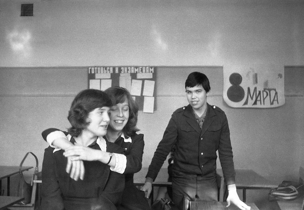 Школа № 301, выпускной 8 класс «В», март 1977, г. Москва. На перемене в кабинете математики. Камера «Смена 8».