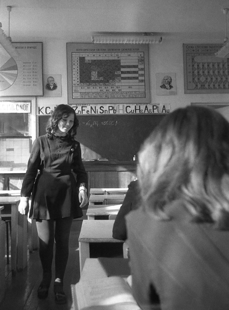 Школа № 301 в Свиблово, 8 класс «В», март 1977, г. Москва. В кабинете химии. Камера «Смена 8».
