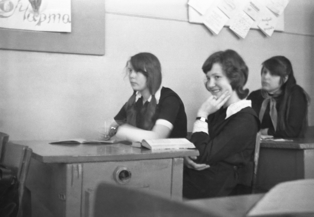 Школа № 301 в Свиблово, 8 класс «В», март 1977, г. Москва. Кабинет физики. Урока нет, преподаватель заболел. На школьной доске написали новое расписание уроков, кто-то его переписывает, кто-то запоминает. Камера «Смена 8».