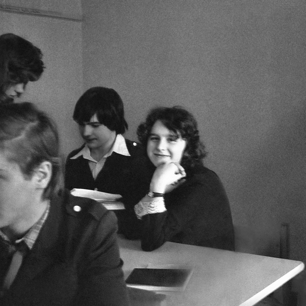 Школа № 301 в Свиблово, 8 класс «В», март 1977, г. Москва. Кабинет рисования. На перемене. Слева – Евгений Гудым. Камера «Смена 8».