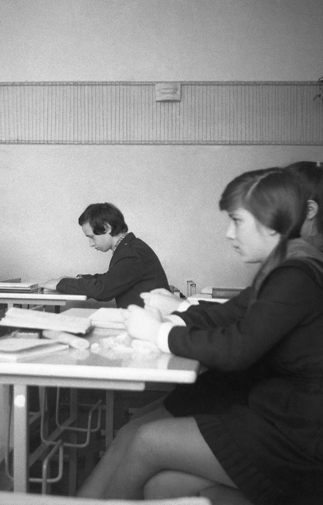 Школа № 301 в Свиблово, 8 класс «В», март 1977, г. Москва. Кабинет рисования. Камера «Смена 8».