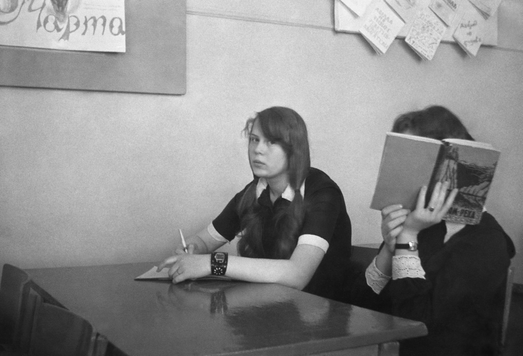 Школа № 301 в Свиблово, 8 класс «В», март 1977, г. Москва. Кабинет физики. Урока нет, преподаватель заболел. Защита от фотографа. Камера «Смена 8».