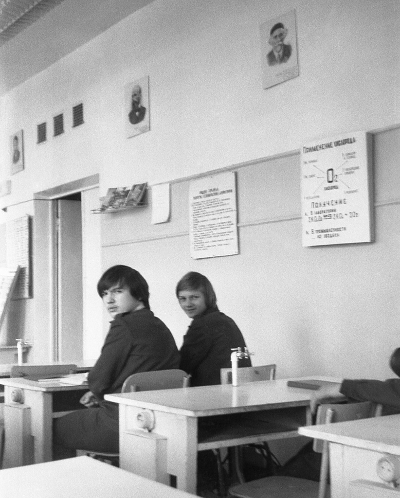 Школа № 301 в Свиблово, 8 класс «В», март 1977, г. Москва. В кабинете химии. Слева – Евгений Гудым. Камера «Смена 8».