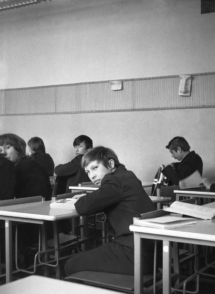 Школа № 301 в Свиблово, 8 класс «В», март 1977, г. Москва. Кабинет рисования. Камера «Смена 8».