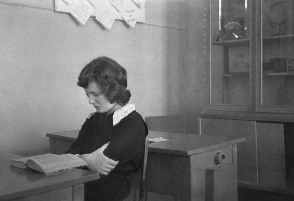 Школа № 301 в Свиблово, 8 класс «В», март 1977, г. Москва. Кабинет физики. Урока нет, преподаватель заболел. Можно и почитать спокойно. Камера «Смена 8».