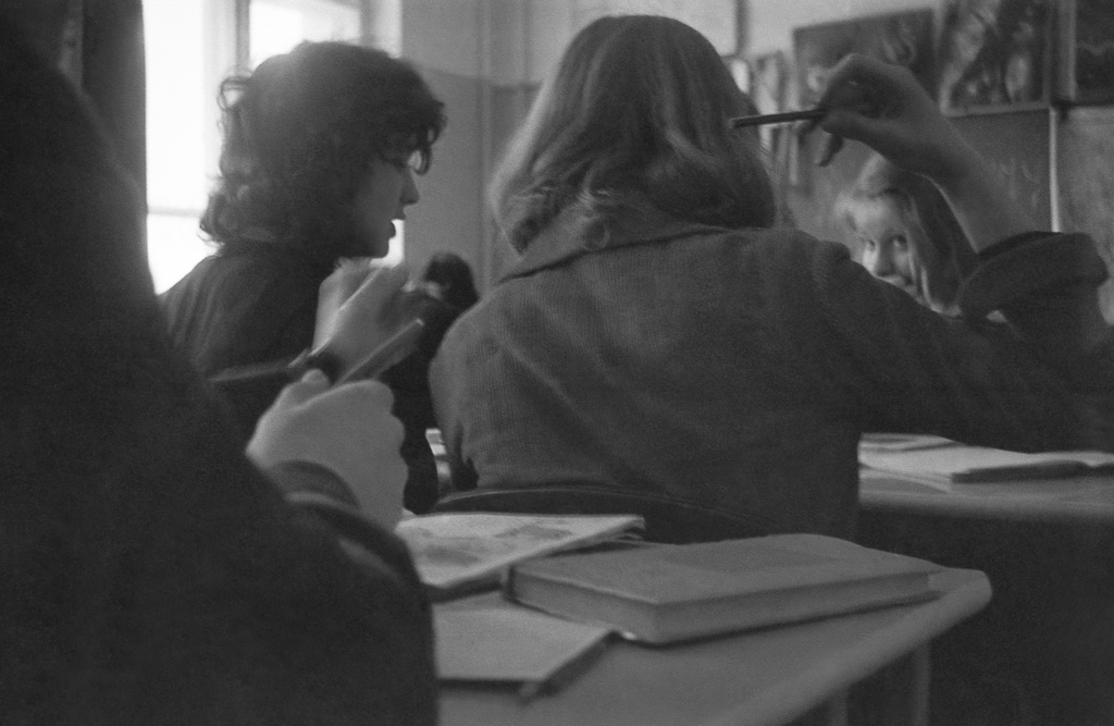 Школа № 301 в Свиблово, 8 класс «В», март 1977, г. Москва. Урок в кабинете географии. «Ручку передай, пожалуйста». Камера «Смена 8».