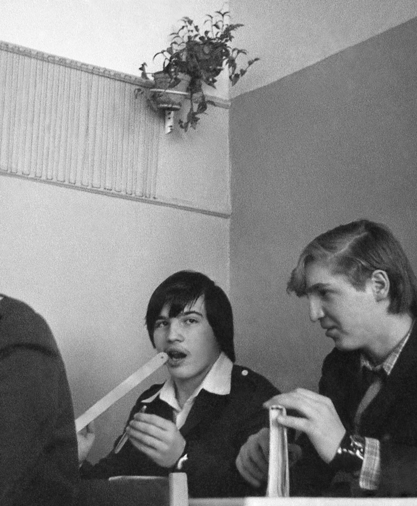 Школа № 301 в Свиблово, 8 класс «В», март 1977, г. Москва. Урок в кабинете рисования. Слева – Евгений Гудым. Камера «Смена 8».