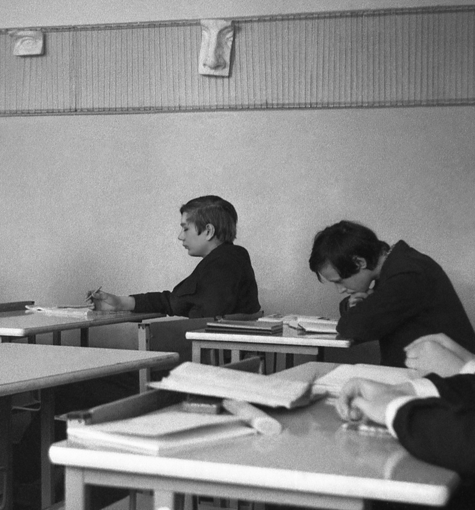 Школа № 301 в Свиблово, 8 класс «В», март 1977, г. Москва. Кабинет рисования. Камера «Смена 8».
