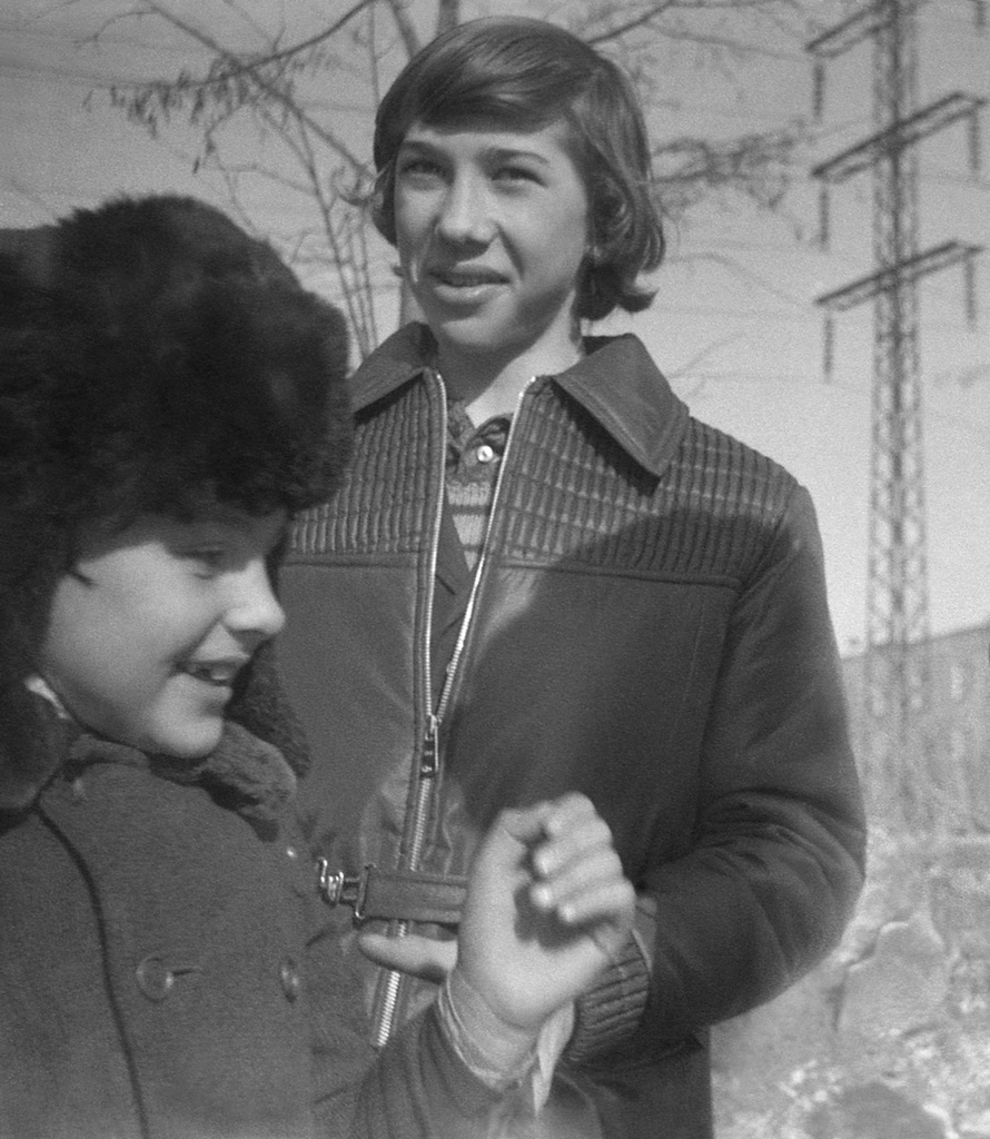 Школа № 301 в Свиблово, 8 класс «В», март 1977, г. Москва. Фото сделано на автобусной остановке «Ул. Седова» в сторону ВДНХ (павильон справа за кадром).Ученик выпускного 8-го класса «В» и второклассник Максим Михайловский – оба из 301 школы на ул. Седова, справа — пятиэтажка 6к1 по улице Седова. Камера «Смена 8».