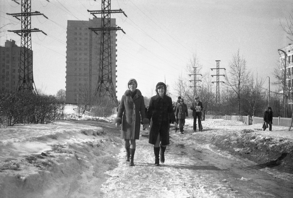 Школа № 301 в Свиблово, 8 класс «В», март 1977, г. Москва. Выпускной 8 класс «В» идет на автобусную остановку «Ул. Седова» в сторону ВДНХ. Впереди – подружки-одноклассницы. По центру – дом 22 по Лазоревому проезду, слева – дом 17 корпус 1 по ул. Седова, справа – вход в заборе к школе 294, далее, здание школы 301. Камера «Смена 8».