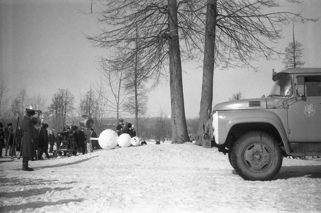 Съемки киножурнала «Ералаш» у школ № 294 и № 301, март 1977, г. Москва. На фото – милиционер, съемочная группа, софиты и тележка с кинокамерой, снеговик (реквизит), за ним — дети-актеры и местные зеваки, позади. Слева – здание на территории НИИ ТП в Отрадном. По центру, над снеговиком, виден железнодорожный мост через Яузу. Справа – грузовик для реквизита. Обе школы слева за кадром. Камера «Смена 8».