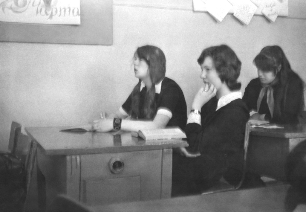 Школа № 301 в Свиблово, 8 класс «В», март 1977, г. Москва. Кабинет физики. Урока нет, преподаватель заболел. На школьной доске написали новое расписание уроков, кто-то его переписывает, кто-то запоминает. Камера «Смена 8».