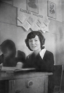 Школа № 301 в Свиблово, 8 класс «В», март 1977, г. Москва. Кабинет физики. Урока нет, преподаватель заболел. Фотографа наконец-то заметили, возмущению нет предела... Камера «Смена 8».&nbsp;