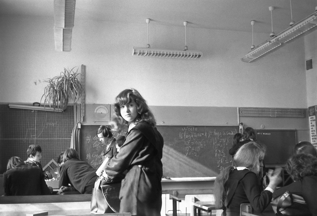 Школа № 301 в Свиблово, 8 класс «В», март 1977, г. Москва. Кабинет математики. Перемена. Слева – второклассник Максим Михайловский пришел к своей  маме, Людмиле Васильевне (классный руководитель 8 класса «В» и преподаватель математики). Камера «Смена 8».