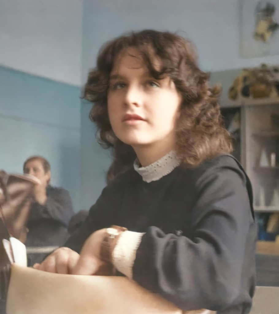 Школа № 301, выпускной 8 класс «В», март 1977, г. Москва. На перемене в кабинете математики. Камера «Смена 8». Колоризация.