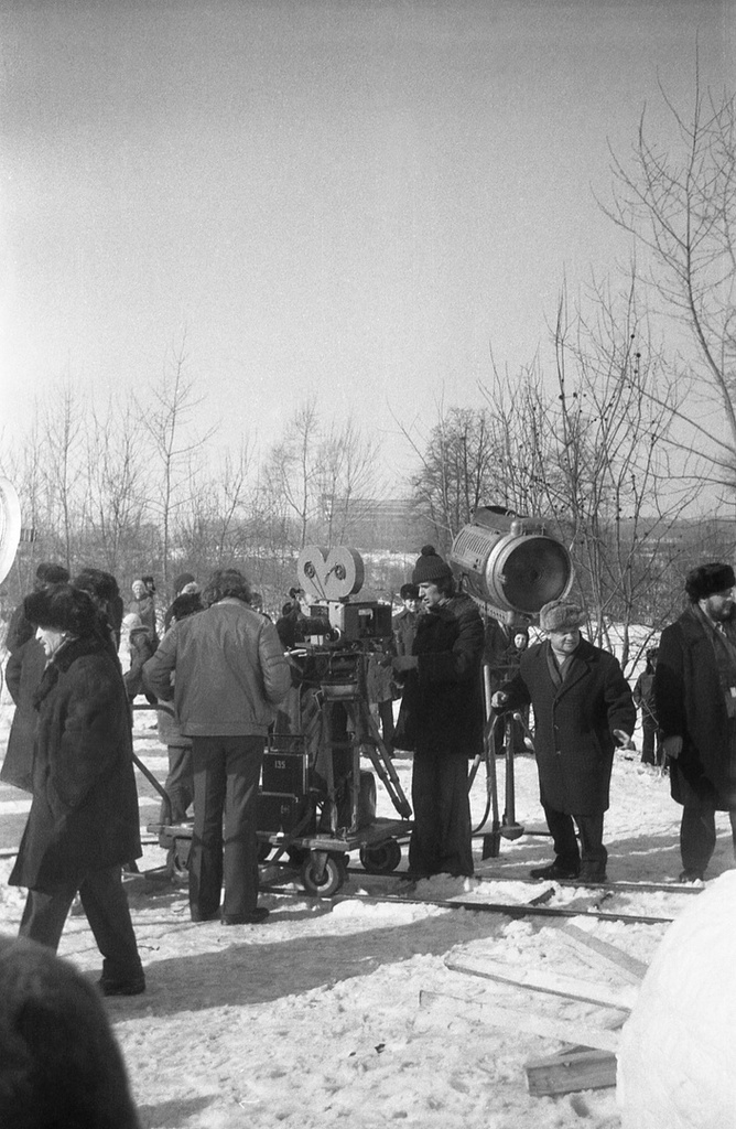 Съемки киножурнала «Ералаш» у школ № 294 и № 301 в Свиблово, март 1977, г. Москва. Съемочная группа, софиты, тележка с кинокамерой и местные зеваки, позади. По центру: здание на территории НИИ ТП в Отрадном. Обе школы слева за кадром. Камера «Смена 8».