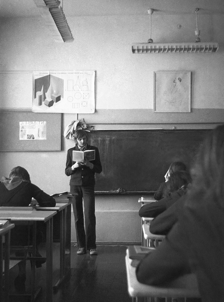 Школа № 301 в Свиблово, 8 класс «В», март 1977, г. Москва. Урок в кабинете рисования.  Камера «Смена 8».