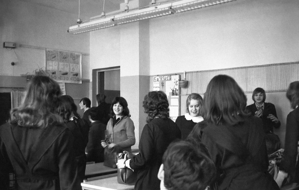 Школа № 301 в Свиблово, 8 класс «В», март 1977, г. Москва. Кабинет рисования. Урок закончился! Камера «Смена 8».