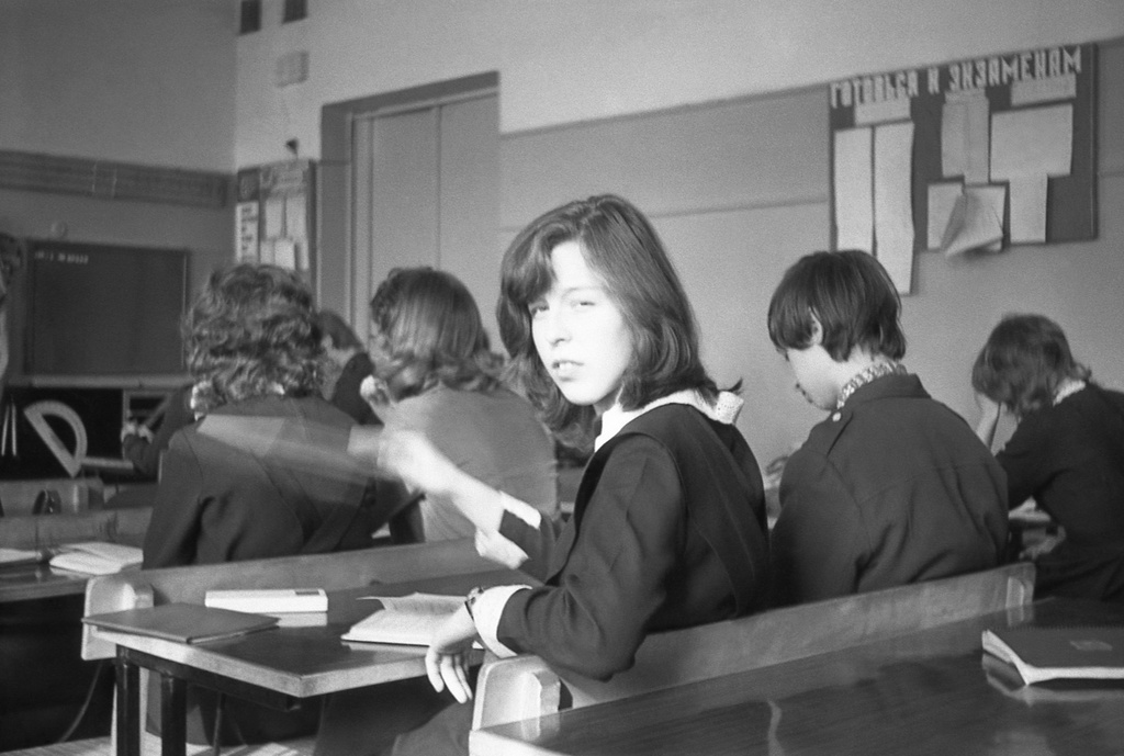 Школа № 301 в Свиблово, 8 класс «В», март 1977, г. Москва. Урок в кабинете математики. В фотографа сейчас полетит линейка. Камера «Смена 8».