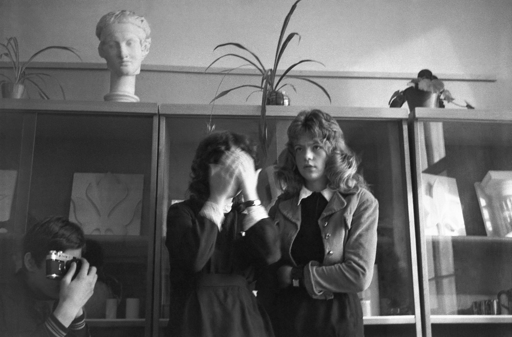 Школа № 301 в Свиблово, 8 класс «В», март 1977, г. Москва. Кабинет рисования. На перемене. Камера «Смена 8».