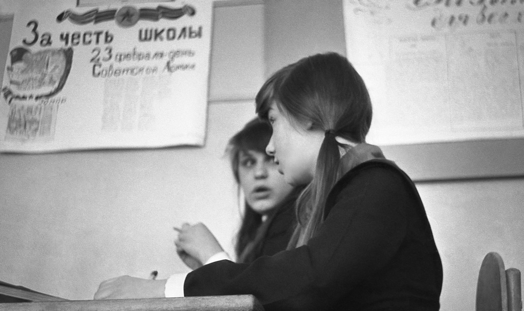 Школа № 301 в Свиблово, 8 класс «В», март 1977, г. Москва. Урок в кабинете физики. Школьные подружки и соседки по дому. Стенгазету на 23 февраля еще не сняли. Камера «Смена 8».