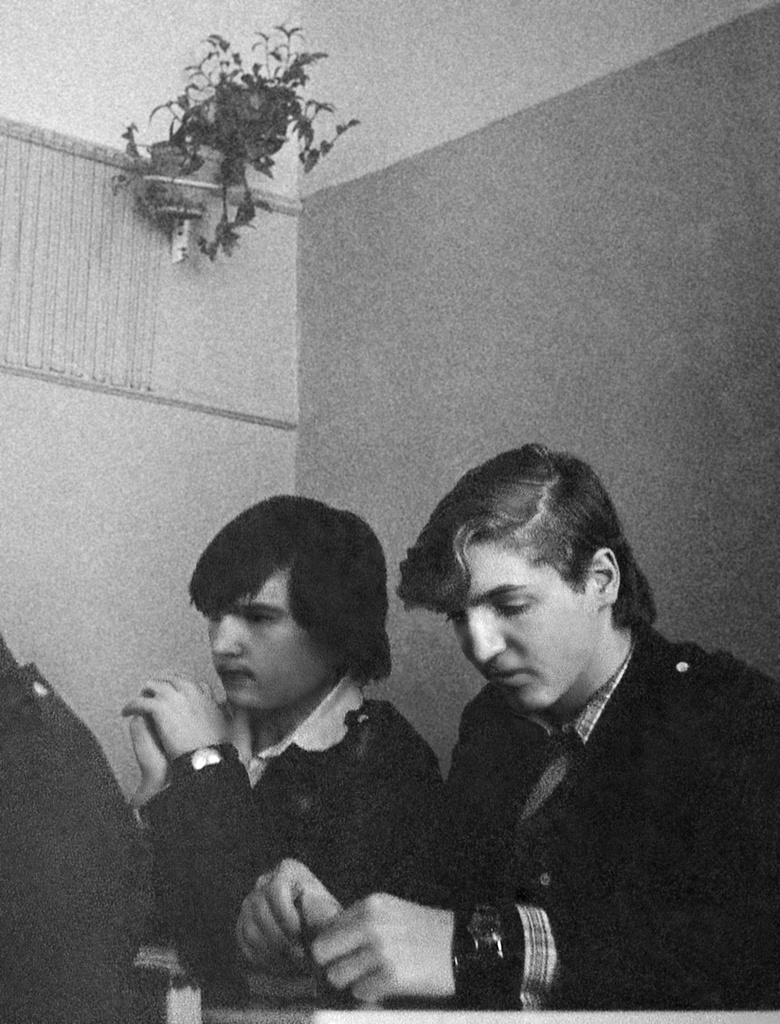 Школа № 301 в Свиблово, 8 класс «В», март 1977, г. Москва. Урок в кабинете рисования. Слева – Евгений Гудым. Камера «Смена 8».