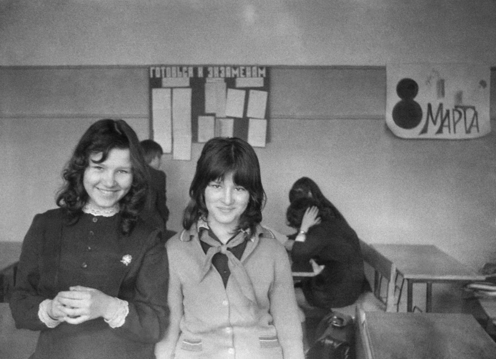 Школа № 301, выпускной 8 класс «В», март 1977, г. Москва. На перемене в кабинете математики. Две сестры. Камера «Смена 8».