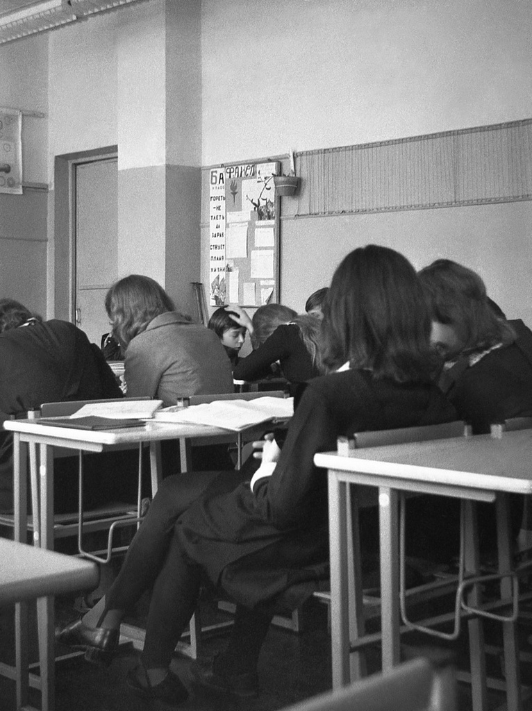 Школа № 301 в Свиблово, 8 класс «В», март 1977, г. Москва. Кабинет рисования. Камера «Смена 8».
