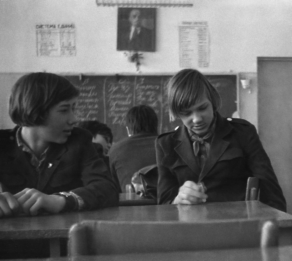 Школа № 301 в Свиблово, 8 класс «В», март 1977, г. Москва. Кабинет физики. Урока нет, преподаватель заболел. На школьной доске – новое расписание на следующую неделю, с понедельника по субботу. Камера «Смена 8».