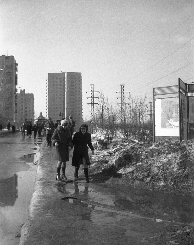 Школа № 301 в Свиблово, 8 класс «В», март 1977, г. Москва. Выпускной 8 класс «В» идет на автобусную остановку «Ул. Седова» в сторону ВДНХ. Впереди – подружки-одноклассницы. Слева – дома по ул. Седова: 13к1 и 17к1, по центру – дом башня, Лазоревый проезд, 22. Между ними – церковь Троицы Живоначальной без купола в старом Свиблово. Камера «Смена 8».