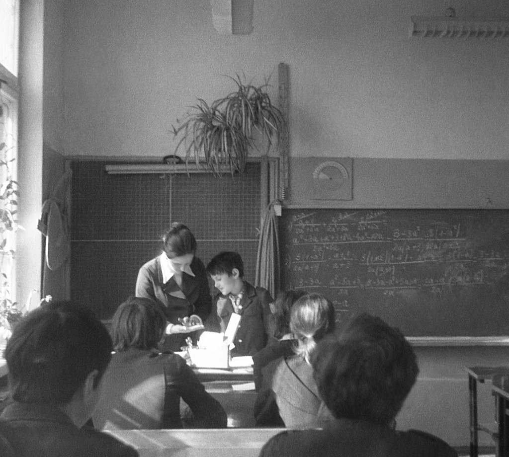 Школа № 301, выпускной 8 класс «В», март 1977, г. Москва. Кабинет математики. Классный руководитель выпускного 8 класса "В" Людмила Васильевна Михайловская со своим сыном Максимом, учеником 2-го класса. Камера «Смена 8».