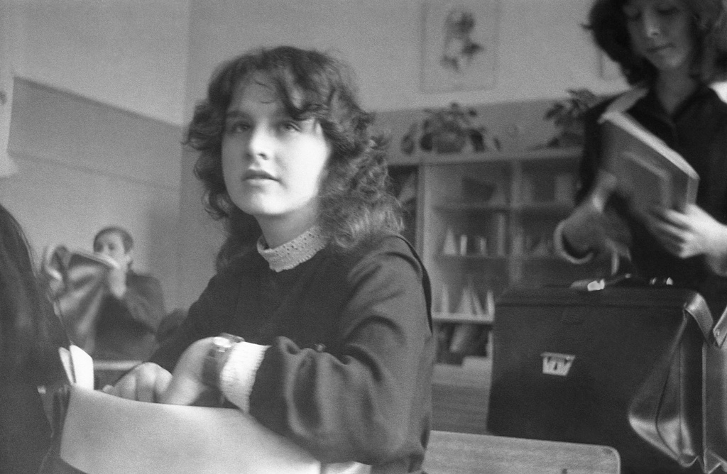 Школа № 301, выпускной 8 класс «В», март 1977, г. Москва. На перемене в кабинете математики. Камера «Смена 8».