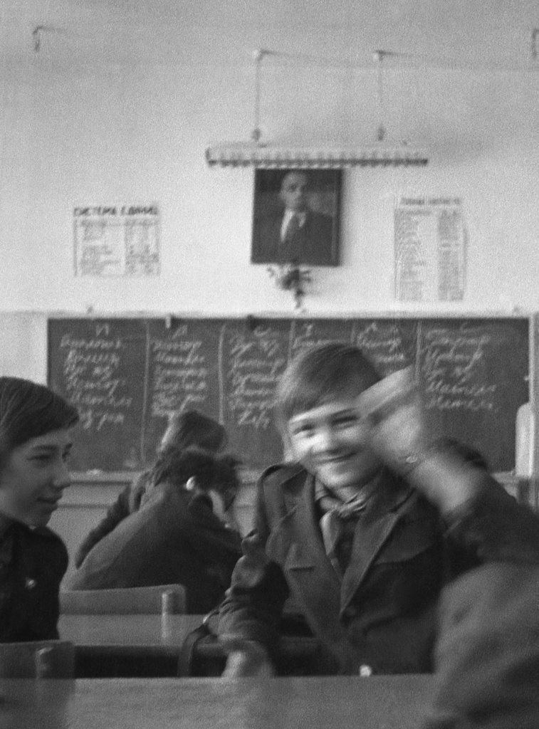 Школа № 301 в Свиблово, 8 класс «В», март 1977, г. Москва. Кабинет физики. Урока нет, преподаватель заболел. На школьной доске – новое расписание на следующую неделю, с понедельника по субботу. Камера «Смена 8».