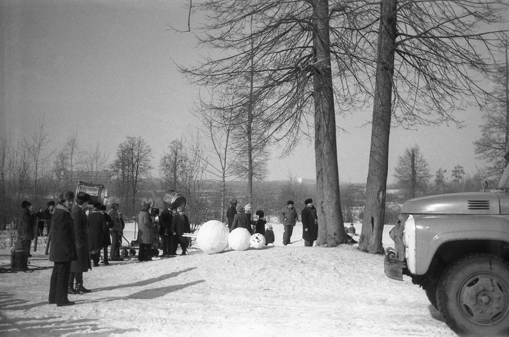 Съемки киножурнала «Ералаш» у школ № 294 и № 301 в Свиблово, март 1977, г. Москва. Милиционер, съемочная группа, софиты и тележка с кинокамерой, снеговик (реквизит), за ним – дети-актеры и местные зеваки, позади. Слева – здание на территории НИИ ТП в Отрадном. По центру, над снеговиком, виден железнодорожный мост через Яузу. Справа – грузовик для реквизита. Обе школы слева за кадром. Камера «Смена 8».