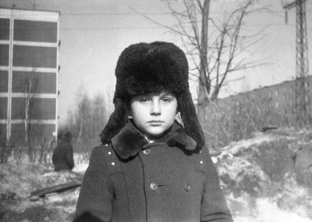 Школа № 301 в Свиблово, март 1977, г. Москва. Фото сделано на автобусной остановке «Ул. Седова» в сторону ВДНХ (павильон справа за кадром).Второклассник Максим Михайловский из 301 школы на ул. Седова, слева – торец пятиэтажки 8к1, справа – пятиэтажка 6к1, оба дома по улице Седова. Камера «Смена 8».