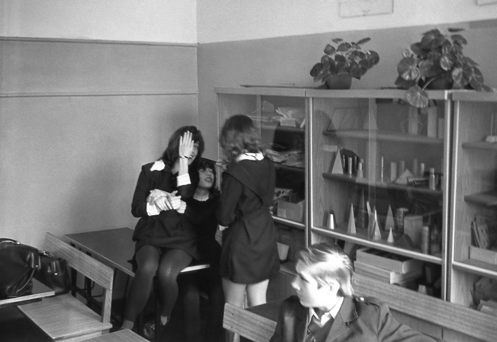 Школа № 301 в Свиблово, 8 класс «В», март 1977, г. Москва. Кабинет математики. Перемена. Три подружки. Камера «Смена 8».