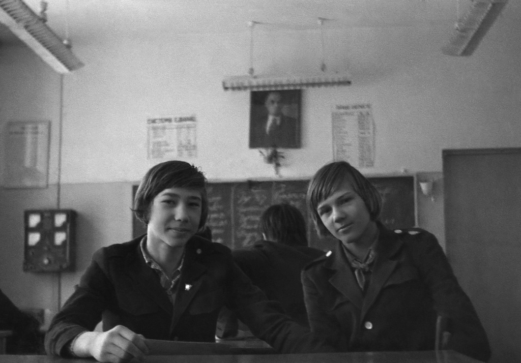Школа № 301 в Свиблово, 8 класс «В», март 1977, г. Москва. Кабинет физики. Урока нет, преподаватель заболел. На школьной доске – новое расписание на следующую неделю, с понедельника по субботу. Камера «Смена 8».