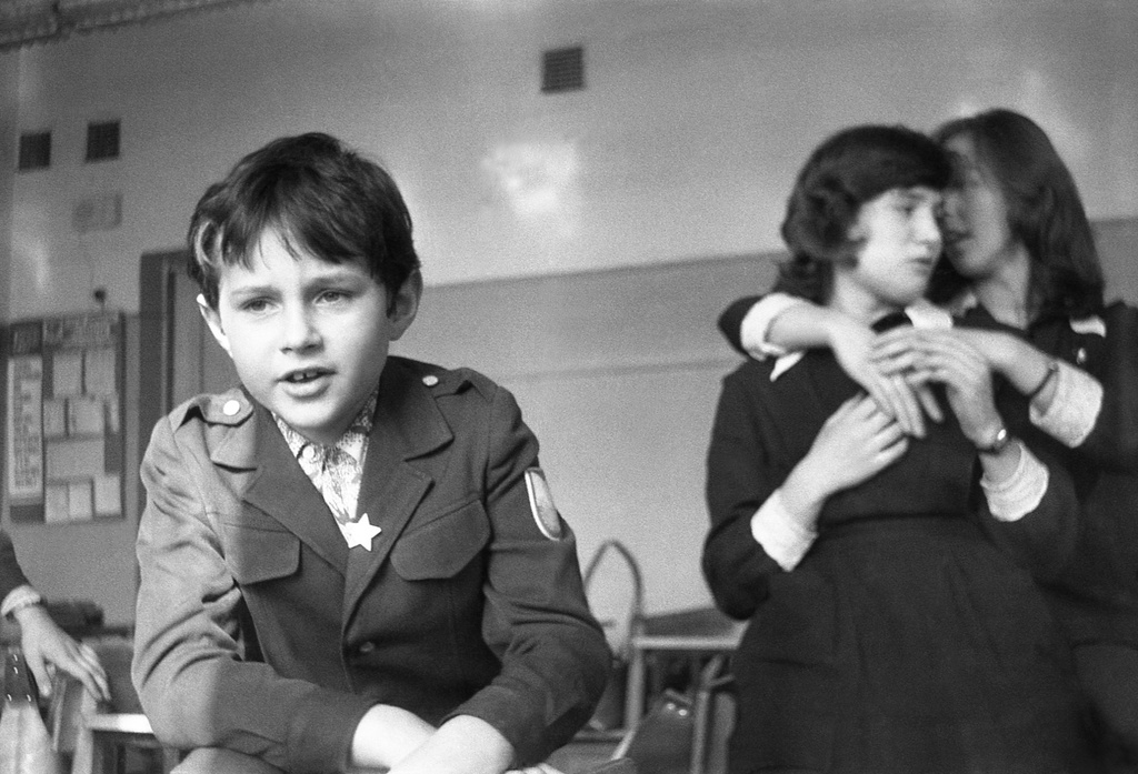 Школа № 301, 8 класс «В», март 1977, г. Москва. На перемене в кабинете математики. Второклассник Максим Михайловский, сын классного руководителя выпускного 8 класса «В». Камера «Смена 8».