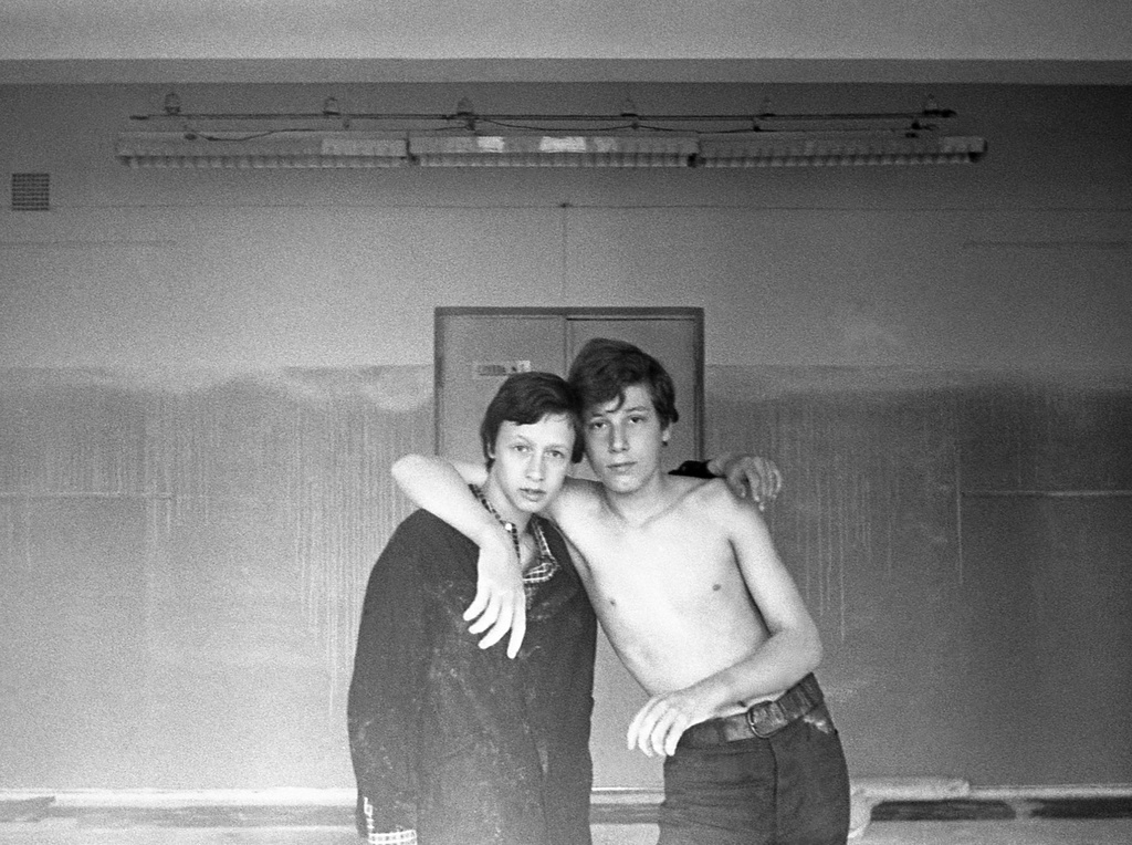Школа № 301 в Свиблово, 8 класс «В», май 1977, г. Москва. Помощь школе после ремонта на этаже. Позади – вход в один из классов. Камера «Смена 8».
