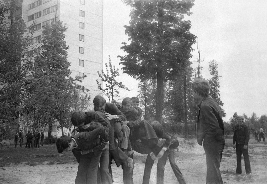 Игра в «Слона» за школой № 301 на улице Седова, май 1977, г. Москва. Большая перемена. Мальчишки восьмых классов играют в «Слона» за школой № 301 на ул. Седова. Камера «Смена 8».