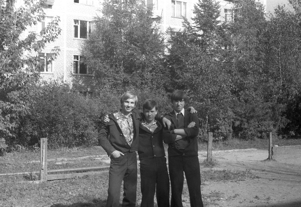 Игра в «Слона» за школой № 301 на улице Седова в Свиблово, май 1977, г. Москва. Одноклассники из пятиэтажки д. 13к1 на проезде Русанова (позади ребят), ученики 8-го выпускного класса «Б» 301 школы в Свиблово. Позади видны остатки хоккейной «коробки». Справа за кадром — пятиэтажка 11к1. Все пятиэтажки на проезде Русанова снесены. Камера «Смена 8».