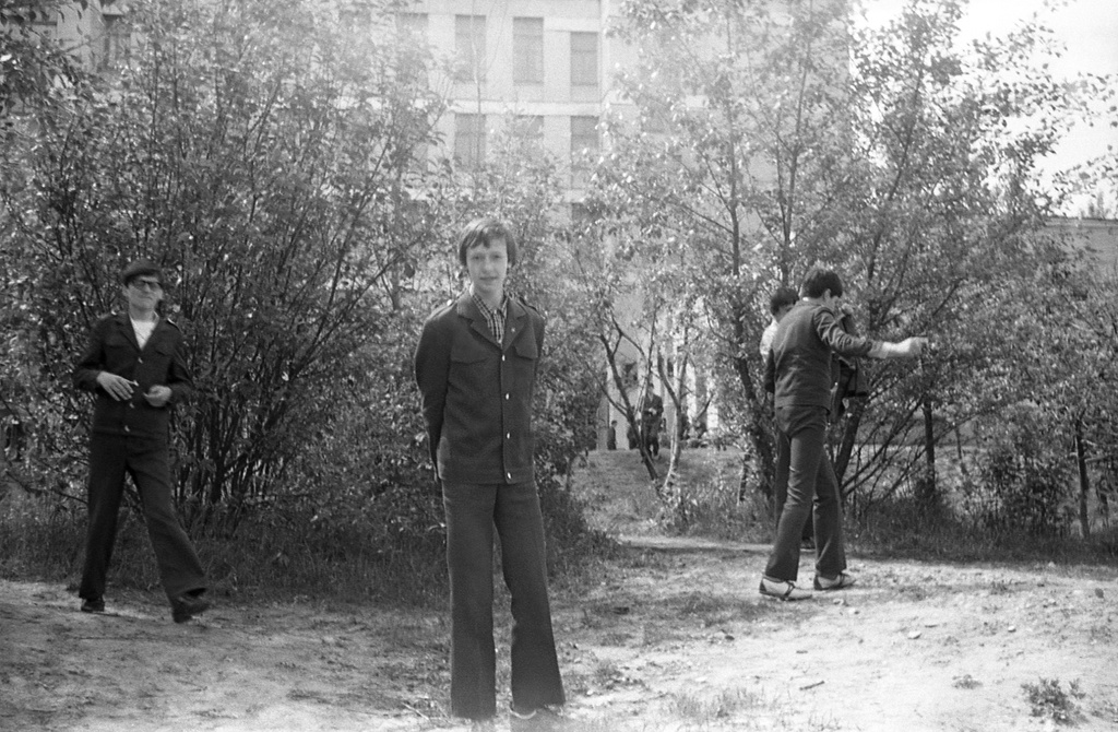 Школа № 301 в Свиблово, 8 класс «В», май 1977, г. Москва. Большая перемена. Мальчишки 8 класса «В» за школой № 301 на ул. Седова. Камера «Смена 8».