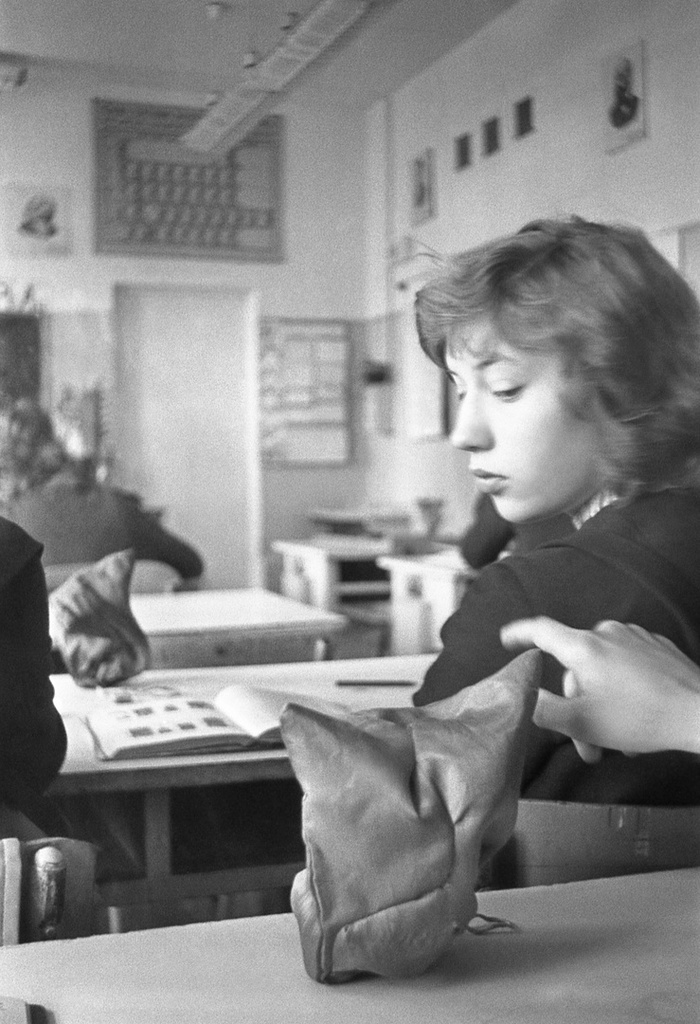 Школа № 301 в Свиблово, 8 класс «В», май 1977, г. Москва. Урок в кабинете химии. Под чехлом – газовая горелка. Камера «Смена 8».
